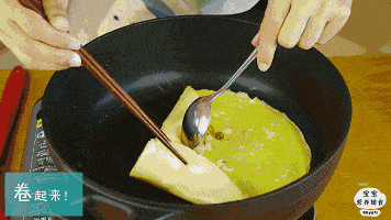 用筷子轻轻地把蛋饼周边撬开。能撬开说明已经熟了