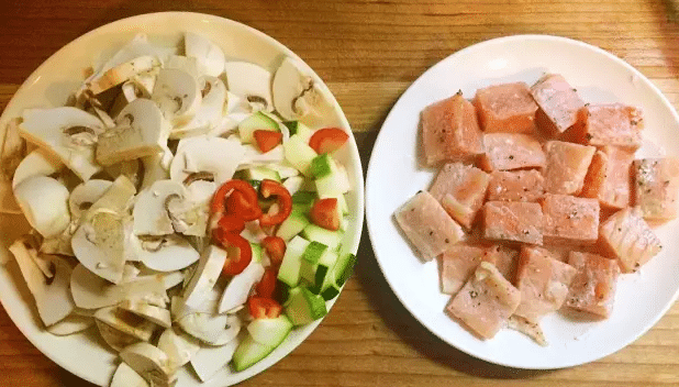三文鱼炒蘑菇材料准备